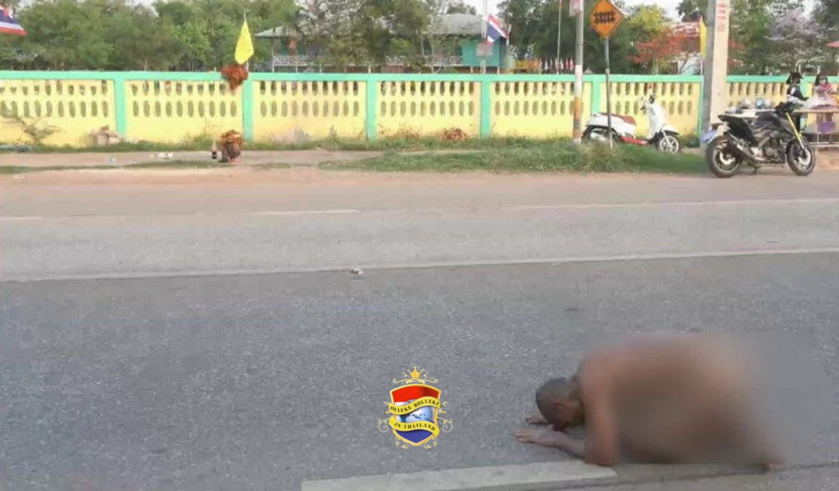 Monnik in Udon Thani gooit zijn saffraankleurige pij op straat, waarna de inwoners verontrustend naar de naakte monnik te staren