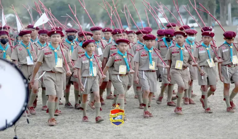 Burgemeester van Pattaya kondigt nieuwe regeling voor studenten aan met betrekking tot de scout uniformen