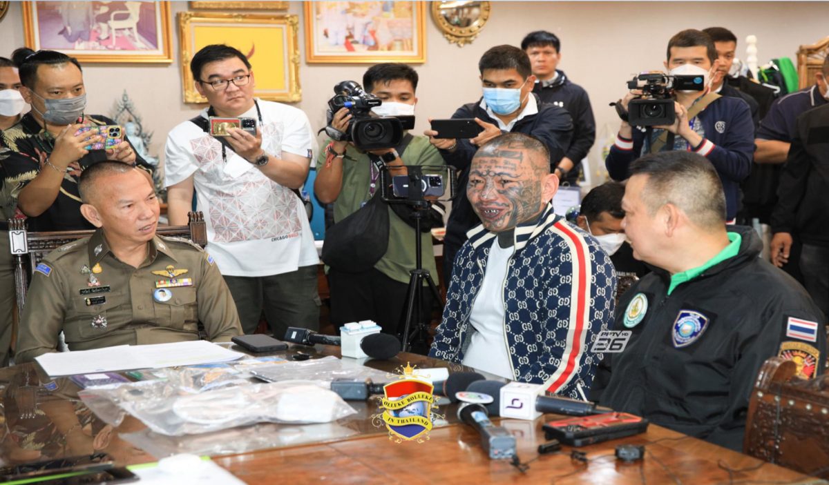 De bekende getatoeëerde gangsteracteur khun Panya Yimumphai in Centraal-Thailand gearresteerd op beschuldiging van gokken