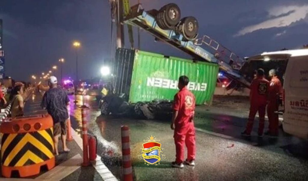 Vrachtwagen in Chonburi slaat over de kop en verplettert een auto, een jonge vrouw komt daarbij om het leven