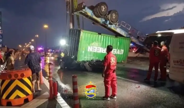 Vrachtwagen in Chonburi slaat over de kop en verplettert een auto, een jonge vrouw komt daarbij om het leven