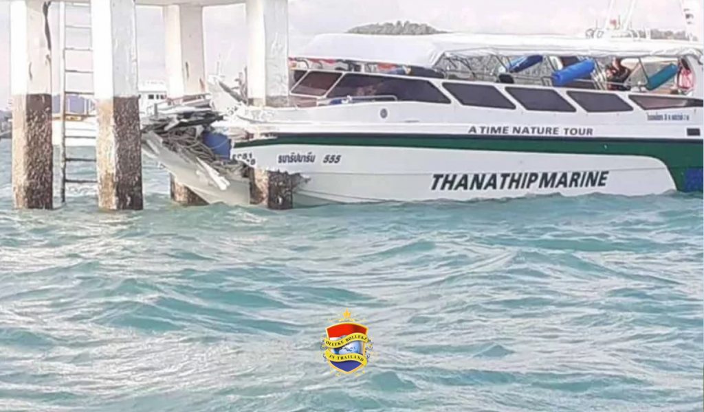 Rondvaartboot clasht met een smak tegen een pilaar in Zuid-Thailand, waarbij 35 mensen gewond raakte