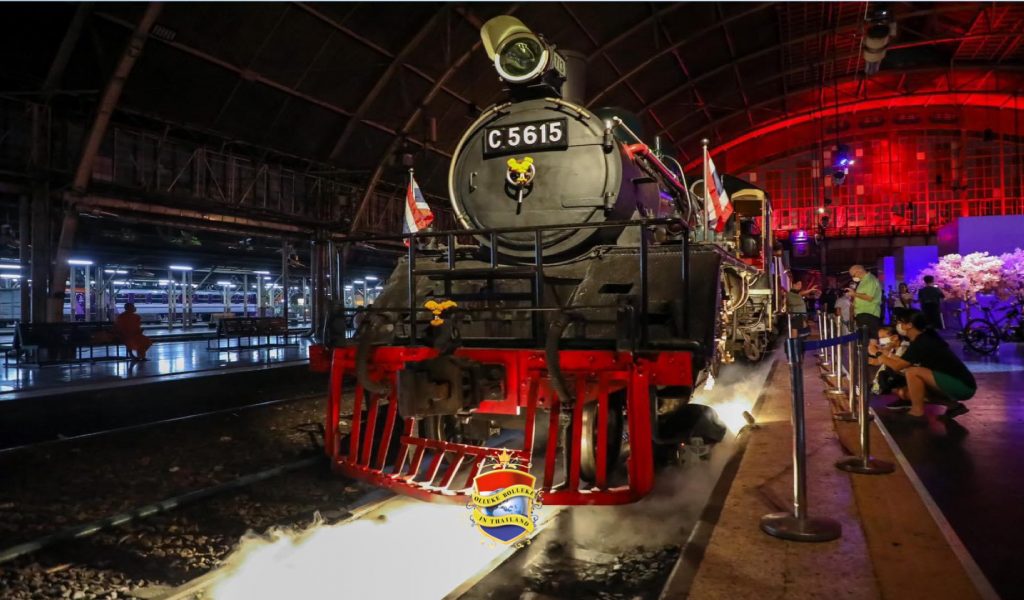 🎥 | Stoomtrein fanaten opgelet, het is superleuk om met de boemeltrein naar Nakhon Pathom te rijden