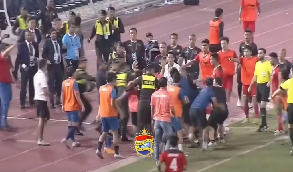 🎥  | Enorme vechtpartij barst los tijdens SEA Games voetbalfinale tussen Thailand en Indonesië 