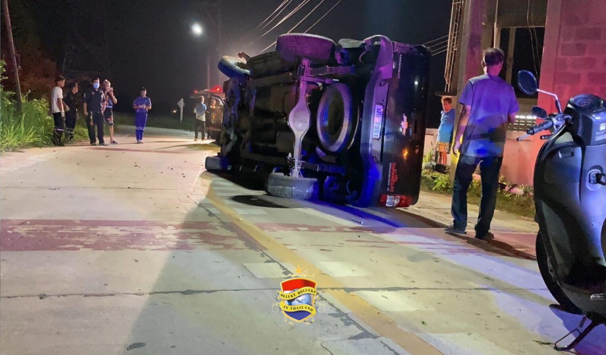 Pick-up truck in Pattaya maakt een schuiver op zijn zij, bestuurder ernstig gewond