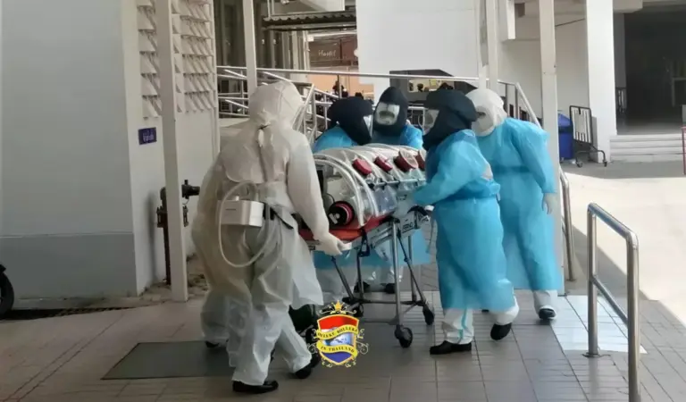 De afdeling spoedeisende hulp van het Siriraj ziekenhuis in Bangkok ligt vol met kritieke covid19 patiënten