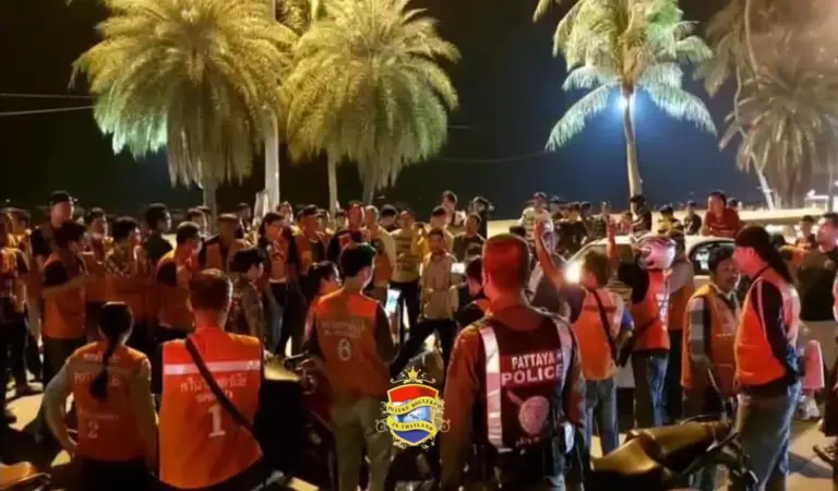 Politie Pattaya sust de ruzie tussen een taxichauffeurs van Bolt en “Win rijders” op het strand van Pattaya