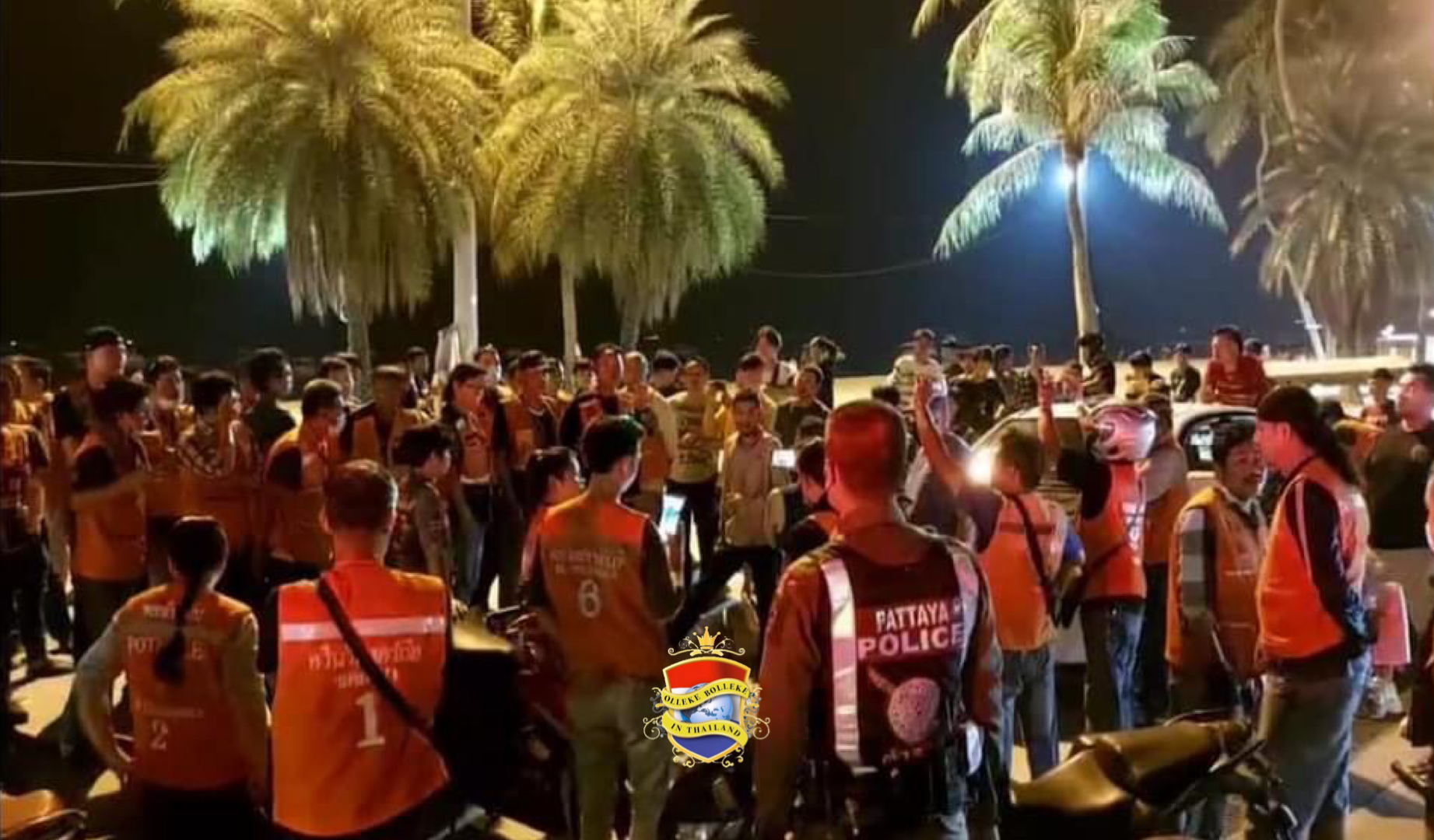 Politie Pattaya sust de ruzie tussen een taxichauffeurs van Bolt en “Win rijders” op het strand van Pattaya