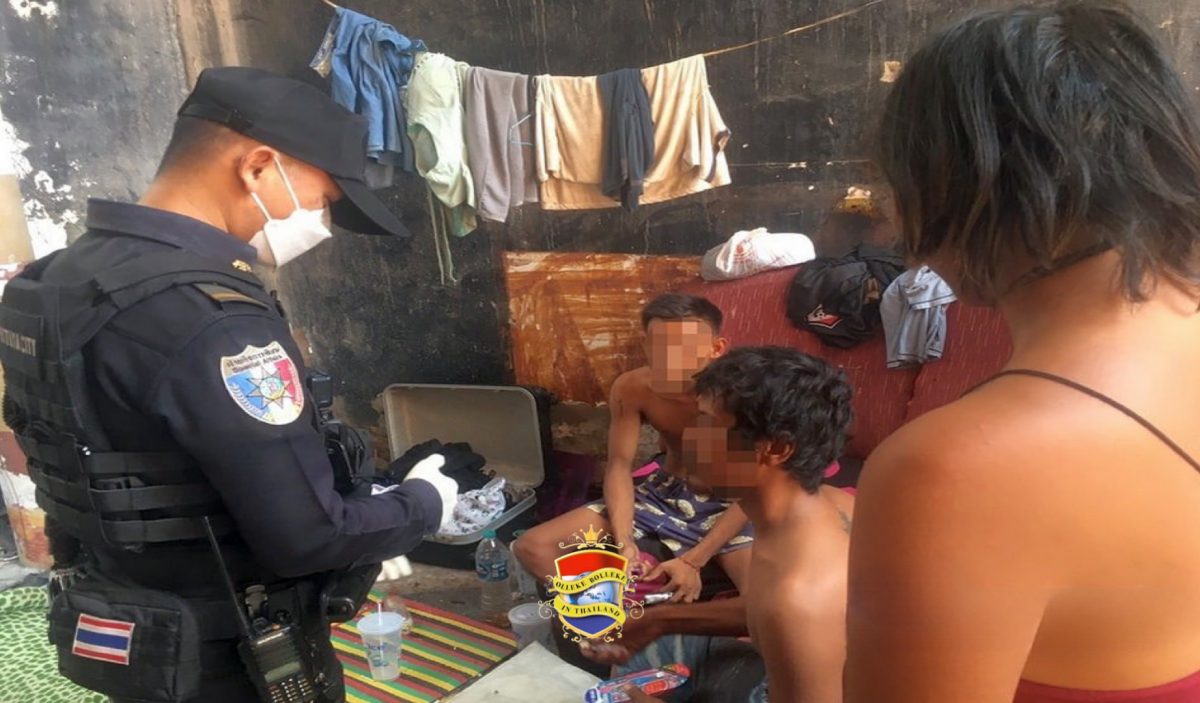 De Tessakit politie van Pattaya haalt 6 daklozen uit verlaten gebouw 