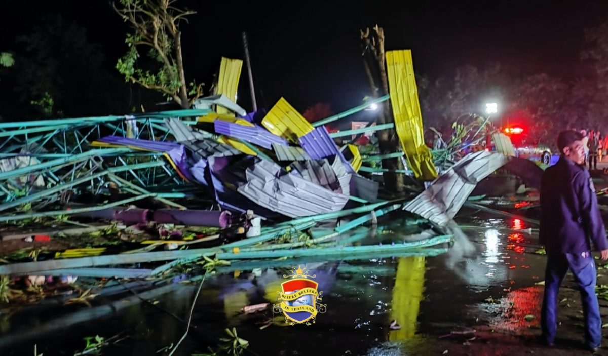 Schooldak stort tijdens een storm in Noord-Thailand in, waarbij zeven mensen omkwamen en velen gewond raakte
