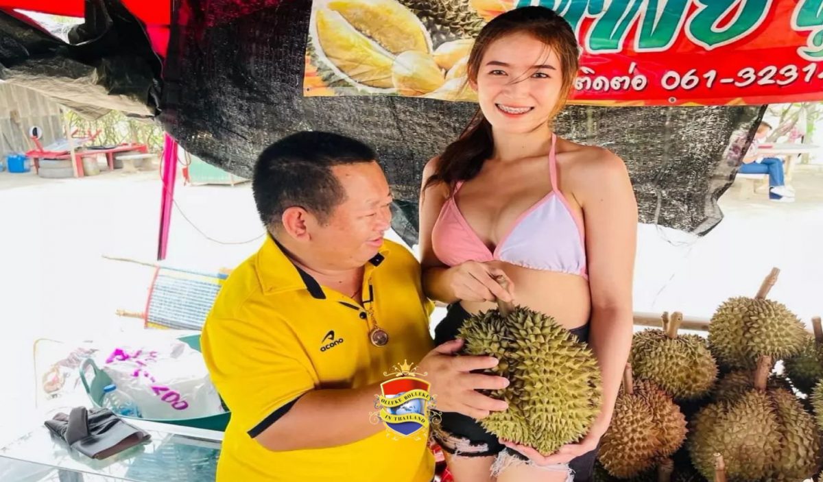 Durian-verkoopster gekleed in een bikini zorgt voor controverse in Kamphaeng Phet