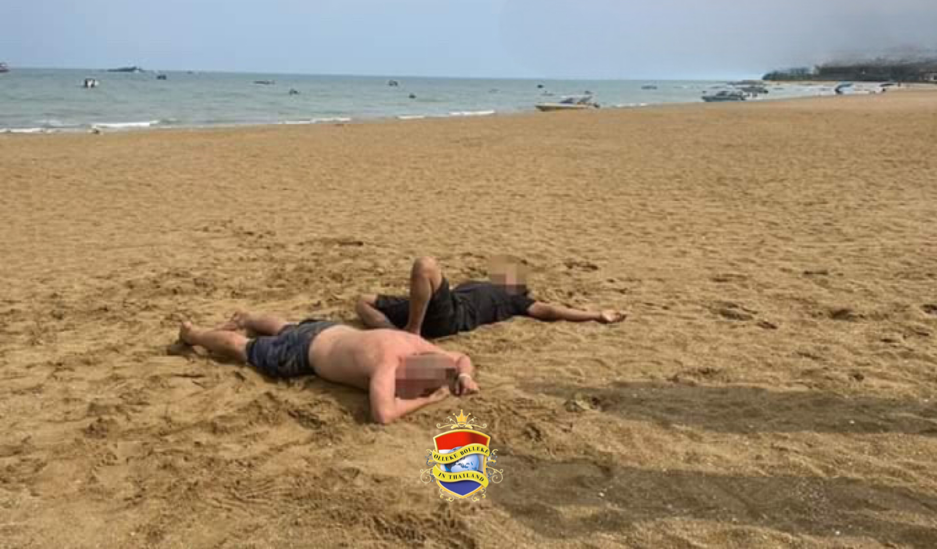 Strandwachten van de stad Pattaya halen twee bewusteloze buitenlanders op het strand van Pattaya