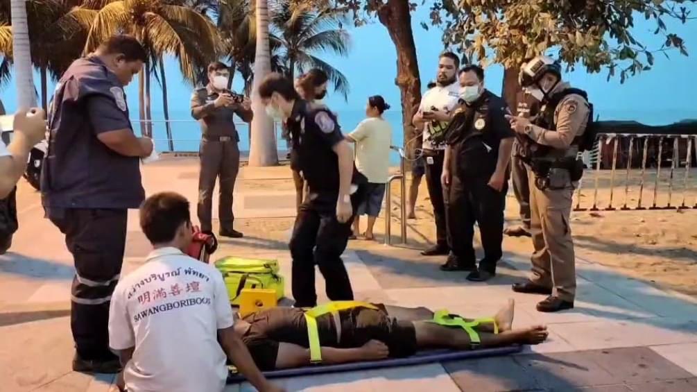 Dronken Man Uit De Zee Van Pattaya Gered Na Ruzie Met Vriendin Olleke Bolleke In Thailand