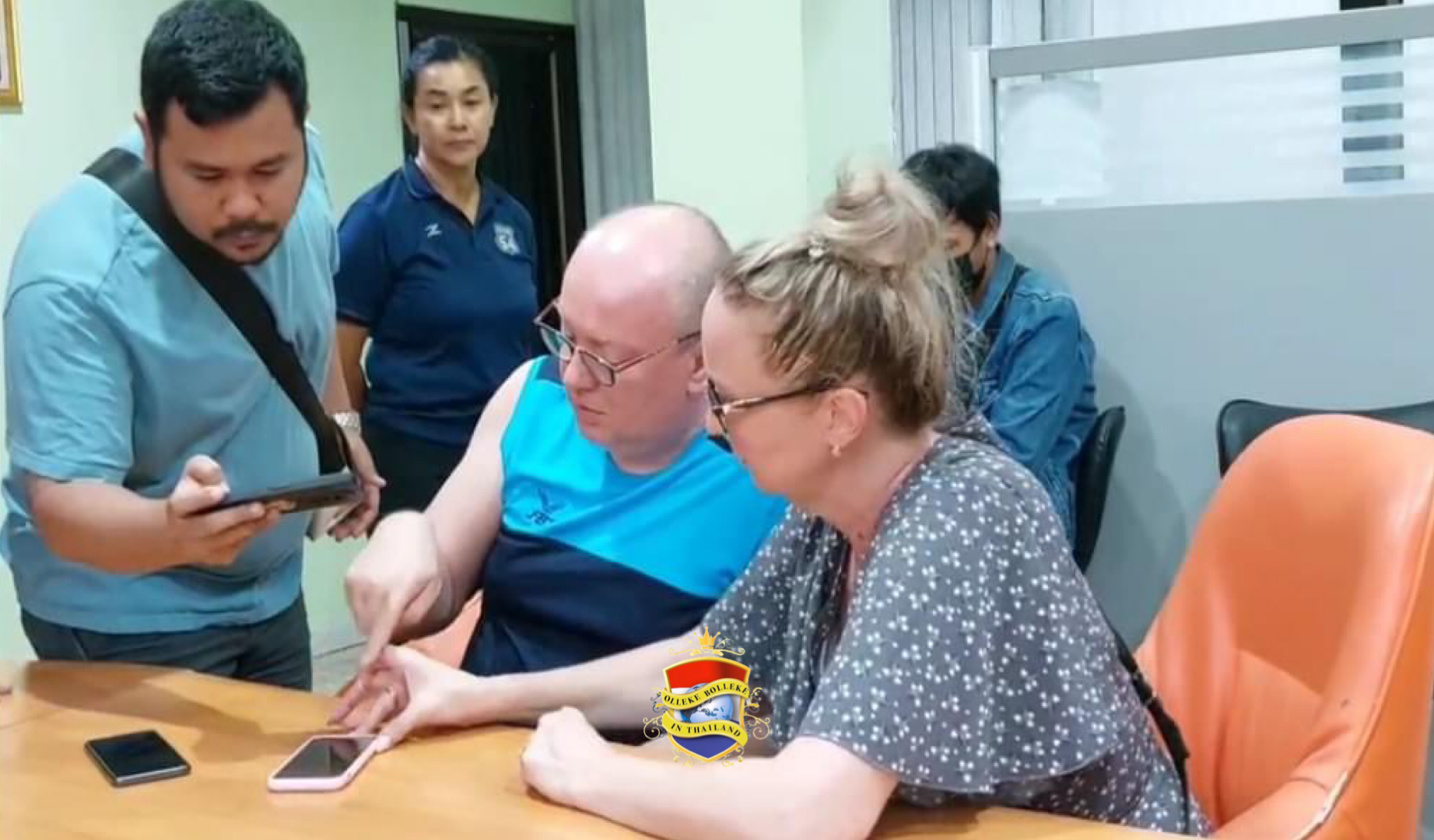 Een liefdevolle knuffel van een bloedmooie ladyboy in Pattaya kost een Russisch echtpaar veel geld en een paar gouden kettingen