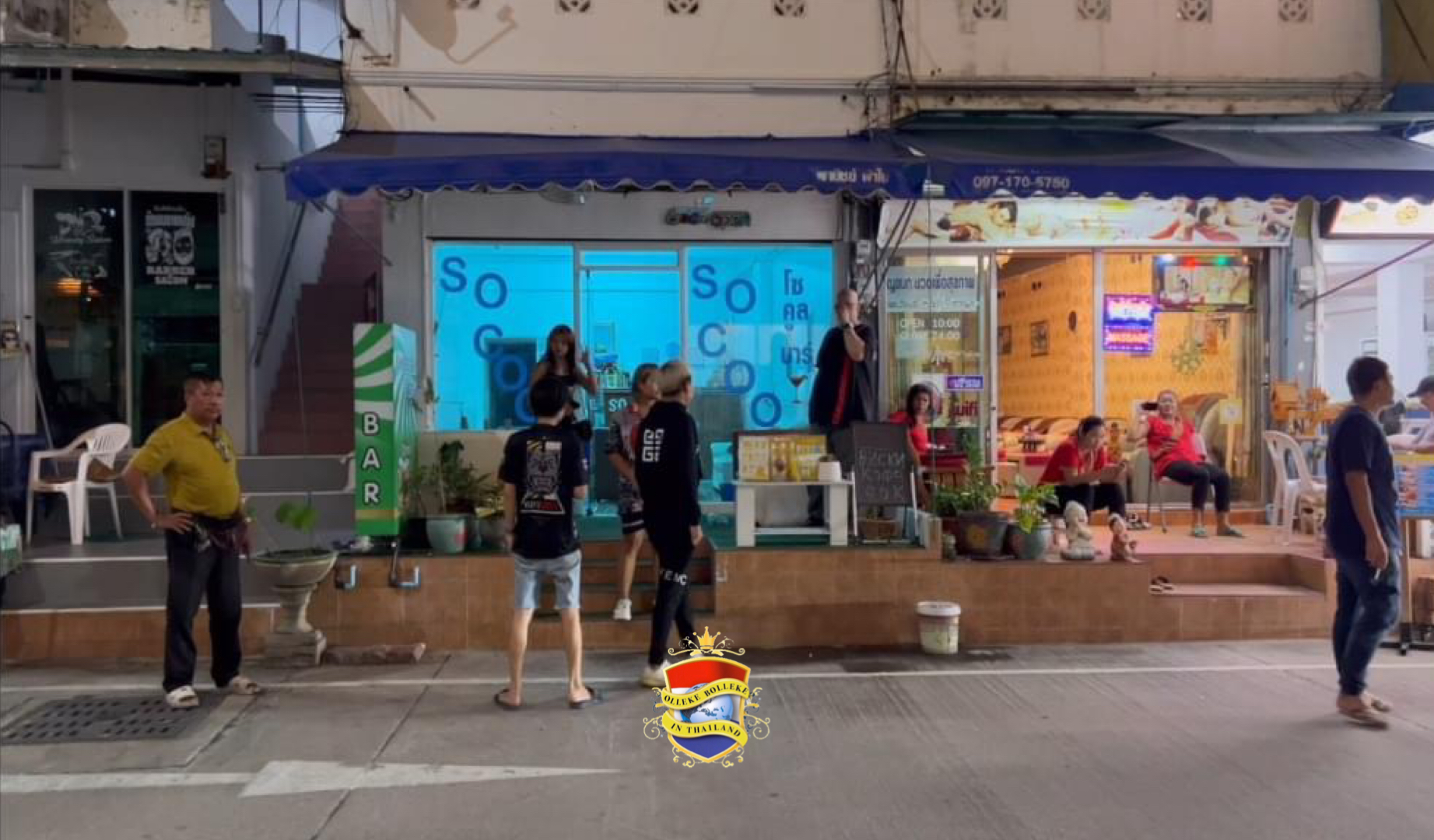 Pattaya-bareigenaar wordt bedreigd door loansharks, die haar personen dwingen zich uit te kleden om klanten aan te trekken