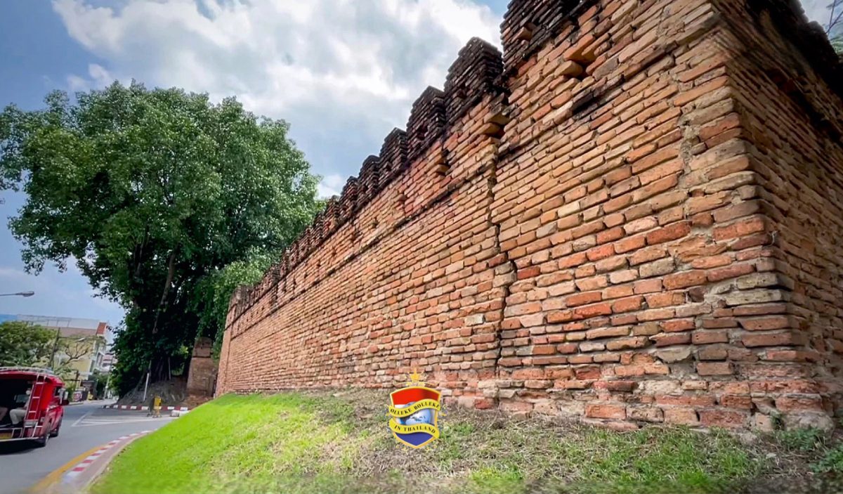 Inwoners van Chiang Mai vrezen dat hun trots, de oude Suan Dok-poort met gescheurde muur eerdaags zal omvallen
