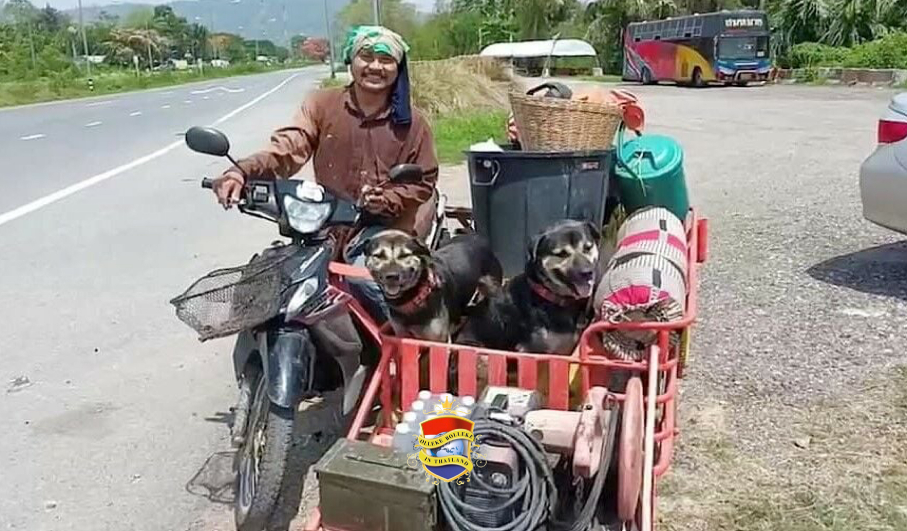Door het leven gebroken Thaise man rijdt op zijn saleng met zijn hele hebben en houden waaronder twee honden naar Buriram