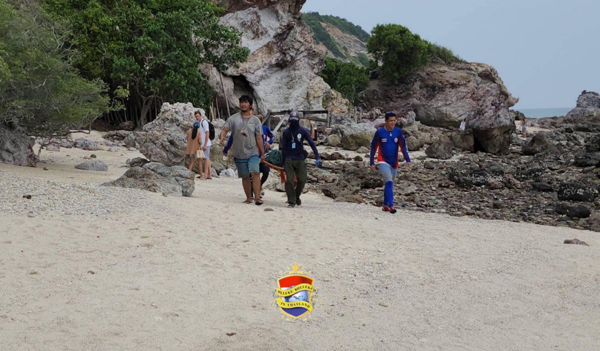 Buitenlands stel ontdekt achter de rotsen op Koh Larn in Oost-Thailand een dode man 
