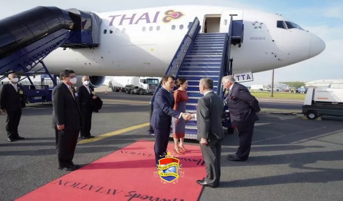 🎥 | Koning Maha Vajiralongkorn en koningin Suthida zijn in Londen aangekomen 