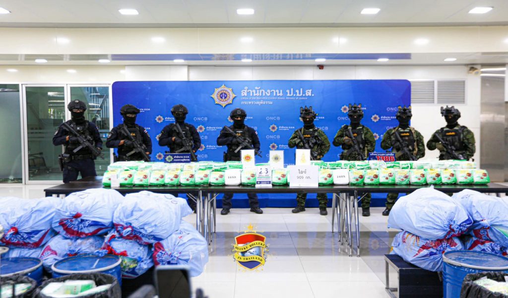 Zes Thaise mannen op een trawler in Oost-Thailand gearresteerd voor de smokkel van 900 kilo crystal methamfetamine 