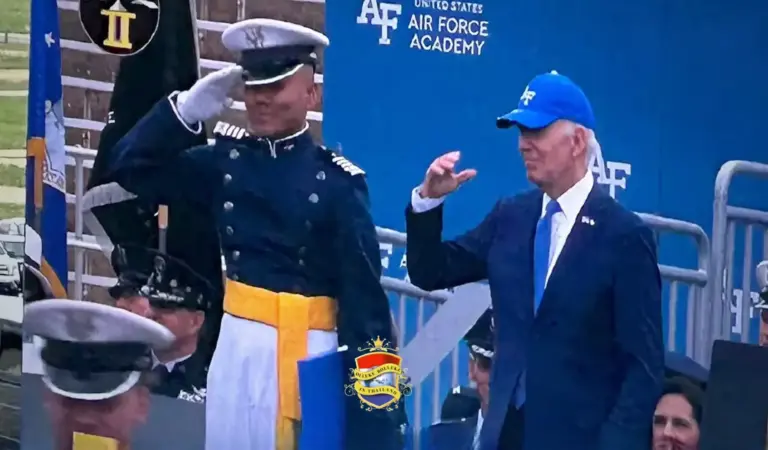 Thaise piloot ontmoet president Biden tijdens diploma-uitreiking