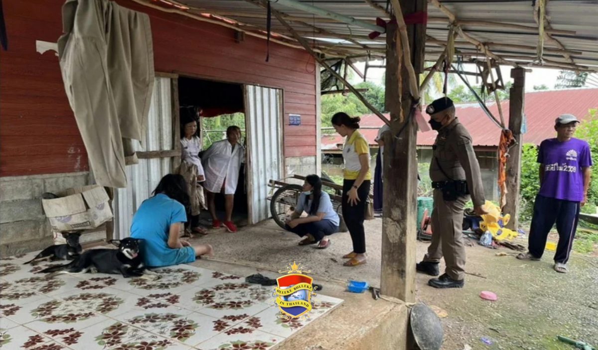 Thaise tiener in Noordoost-Thailand durft niet naar school te gaan vanwege het pestgedrag van klasgenoot en verschanst zich in zijn slaapkamer