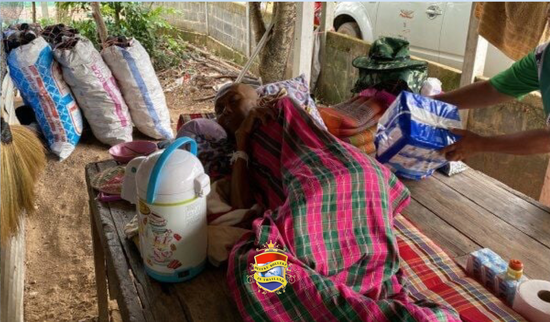 Doodgewaande Thaise man in Noordoost-Thailand staat op en vraagt om een glaasje fris