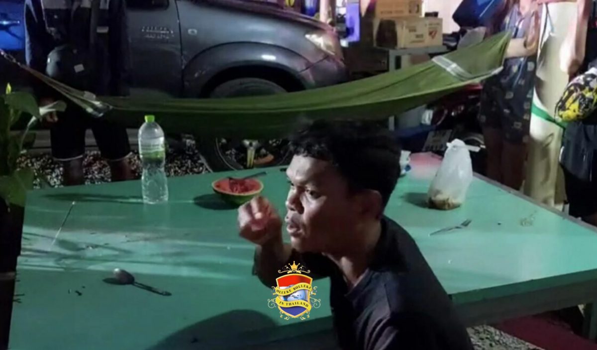 Cambodjaanse man stikt in een Thaise kokkel en legt het loodje