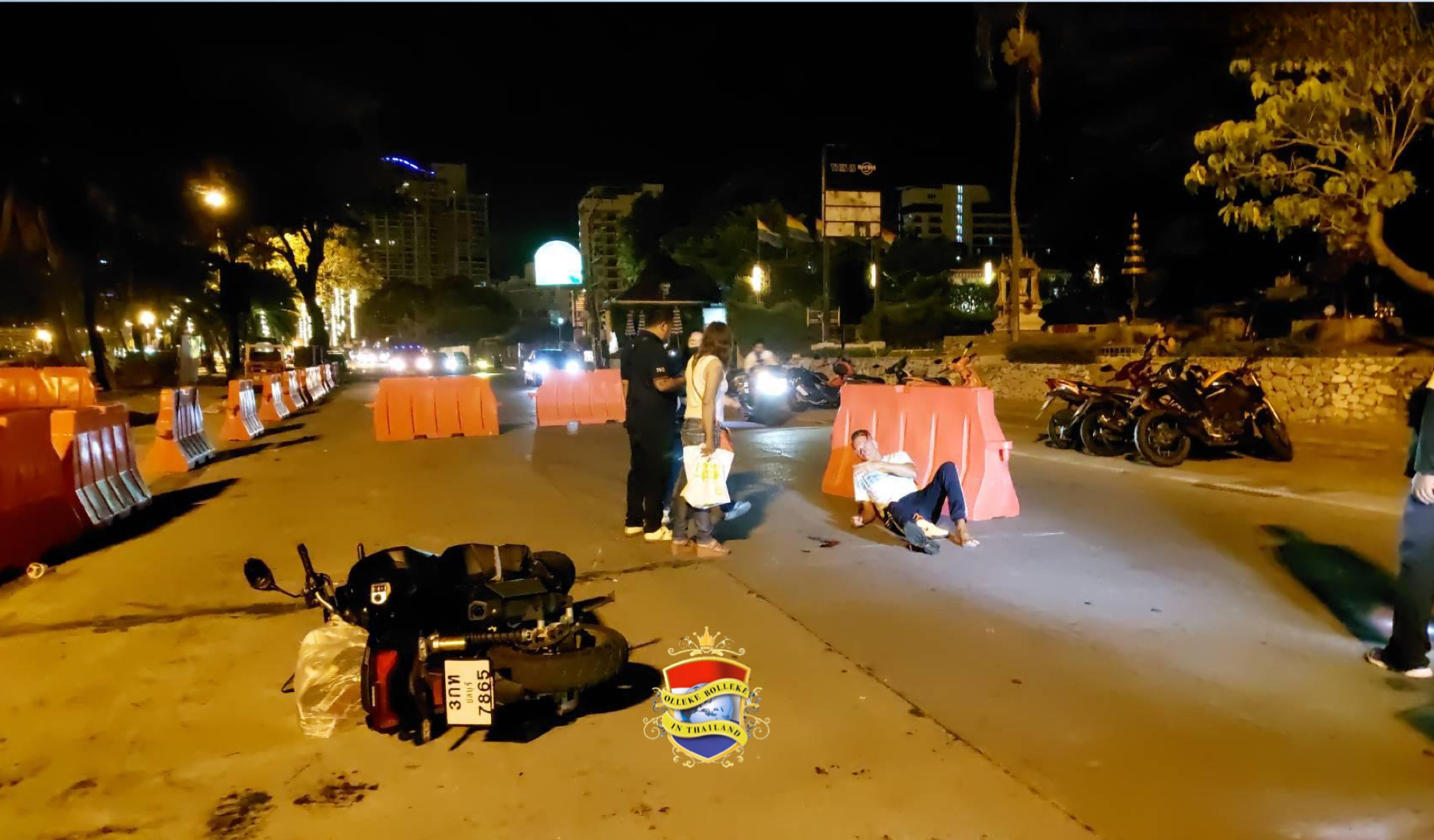 Baht-busje in Pattaya rijdt naar verluidt buitenlandse motorrijder aan en slaat op de vlucht