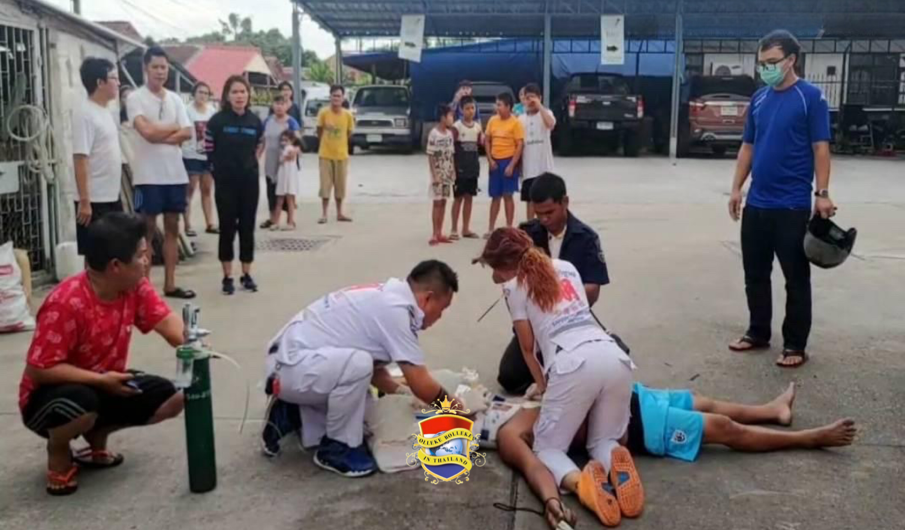 Thaise man tijdens het gelijktijdig wassen en opladen van de accu van zijn auto in Pattaya geëlektrocuteerd