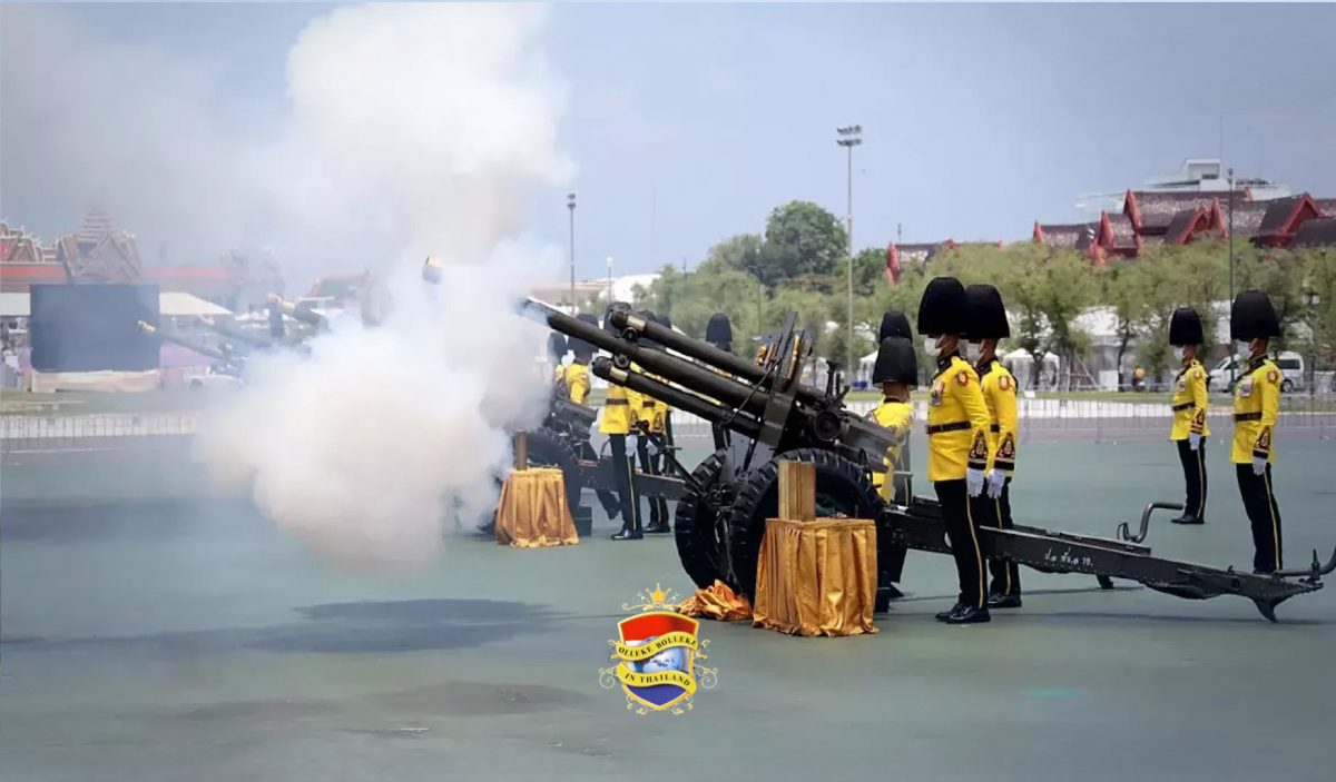 Het Thaise leger eerde gisteren koningin Suthida op haar verjaardag met 21 saluutschoten