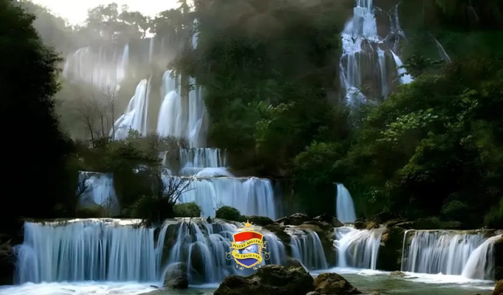 🎥 | De grootste en hoogste waterval van Thailand is tijdens regenseizoen gesloten