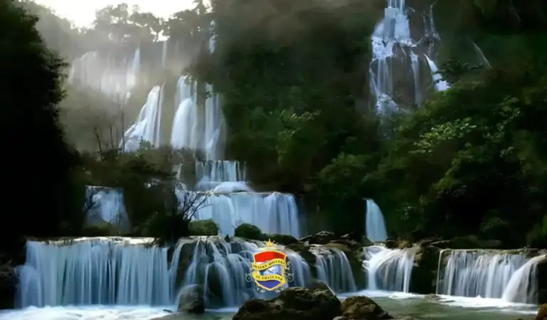 🎥 | De grootste en hoogste waterval van Thailand is tijdens regenseizoen gesloten