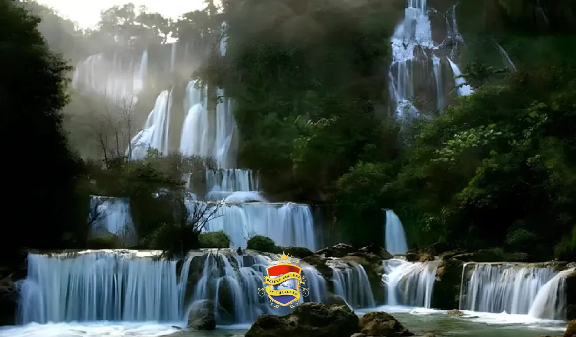 🎥 | De grootste en hoogste waterval van Thailand is tijdens regenseizoen gesloten