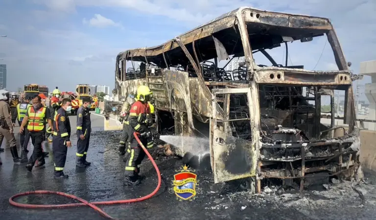 Oplettende buschauffeur tijdens een felle brand in Centraal-Thailand redt het leven van 15 buitenlandse toeristen 