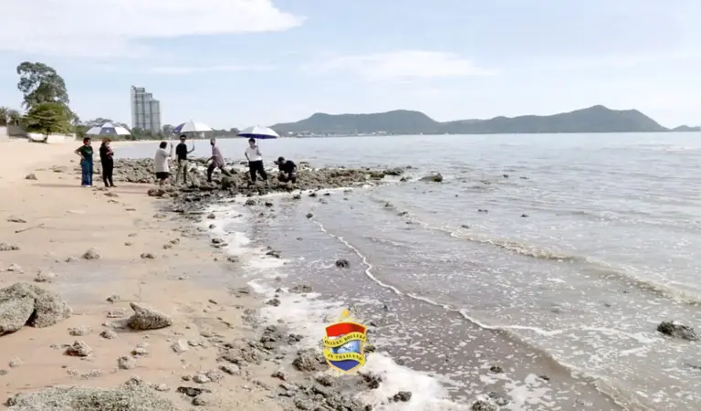 Vies stinkend bruin zeewater verontrust de bewoners in Na -Jomtien aan de oostkust van Thailand