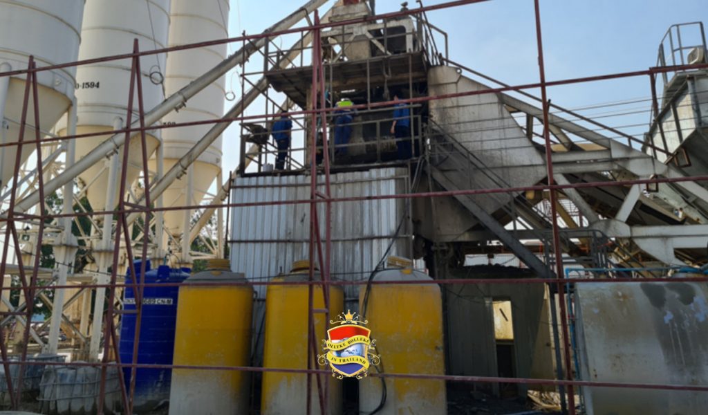 Thaise arbeider valt in Zuid-Thailand in één cementmolen, net op het nippertje gered door de uitschakelaar