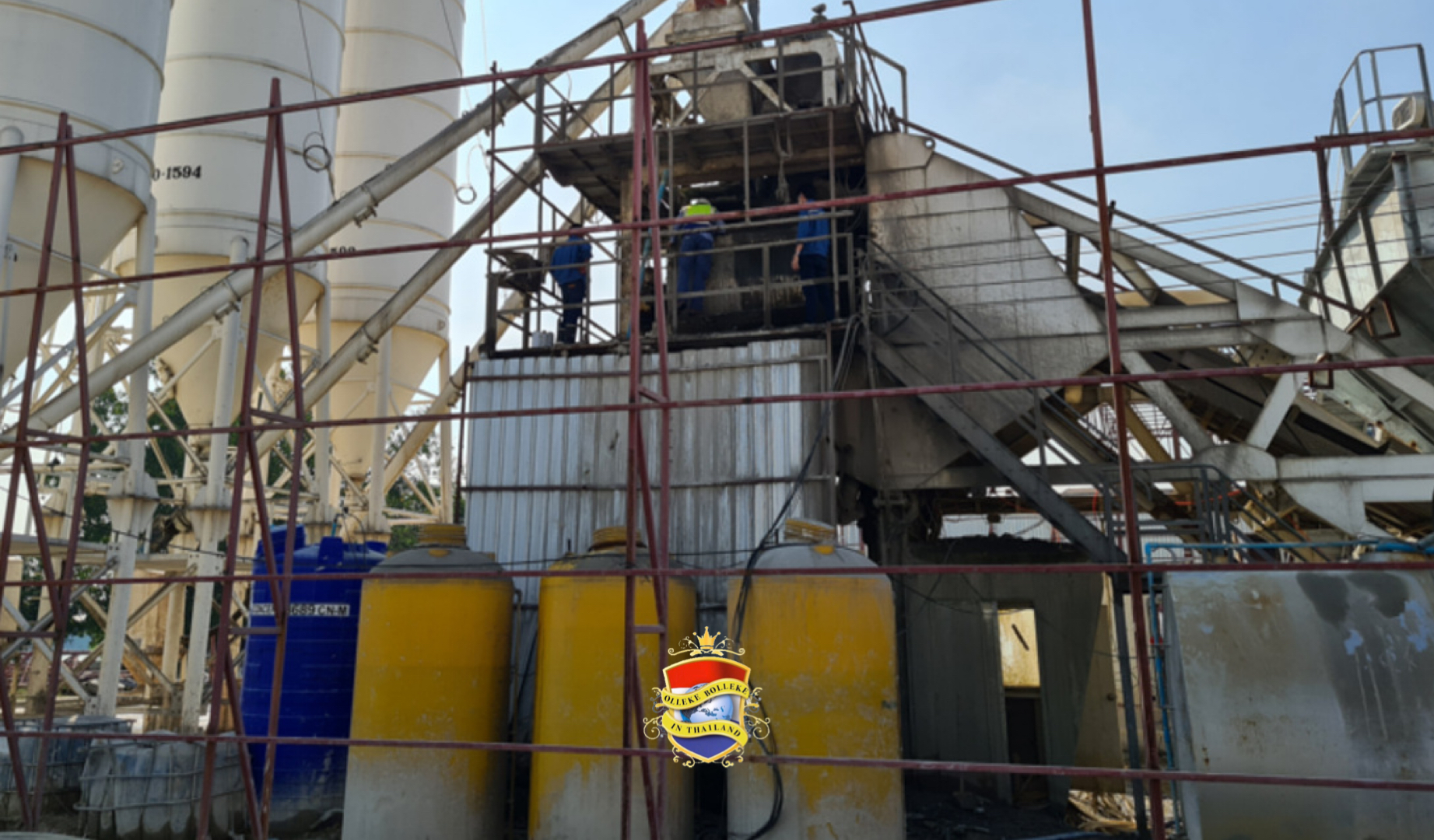 Thaise arbeider valt in Zuid-Thailand in één cementmolen, net op het nippertje gered door de uitschakelaar