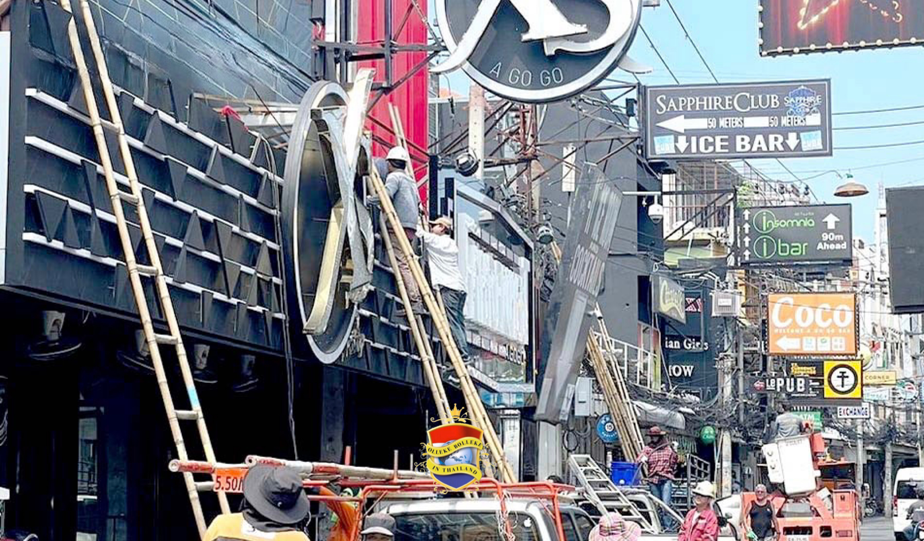 Alle stads ontsierende kabels van de Walking Street van Pattaya worden ondergronds gebracht