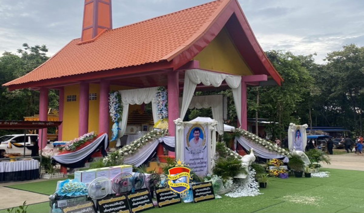 Belangstellenden van een crematie van een vrouw in Noordoost-Thailand winnen koeien en rijstgeschenken