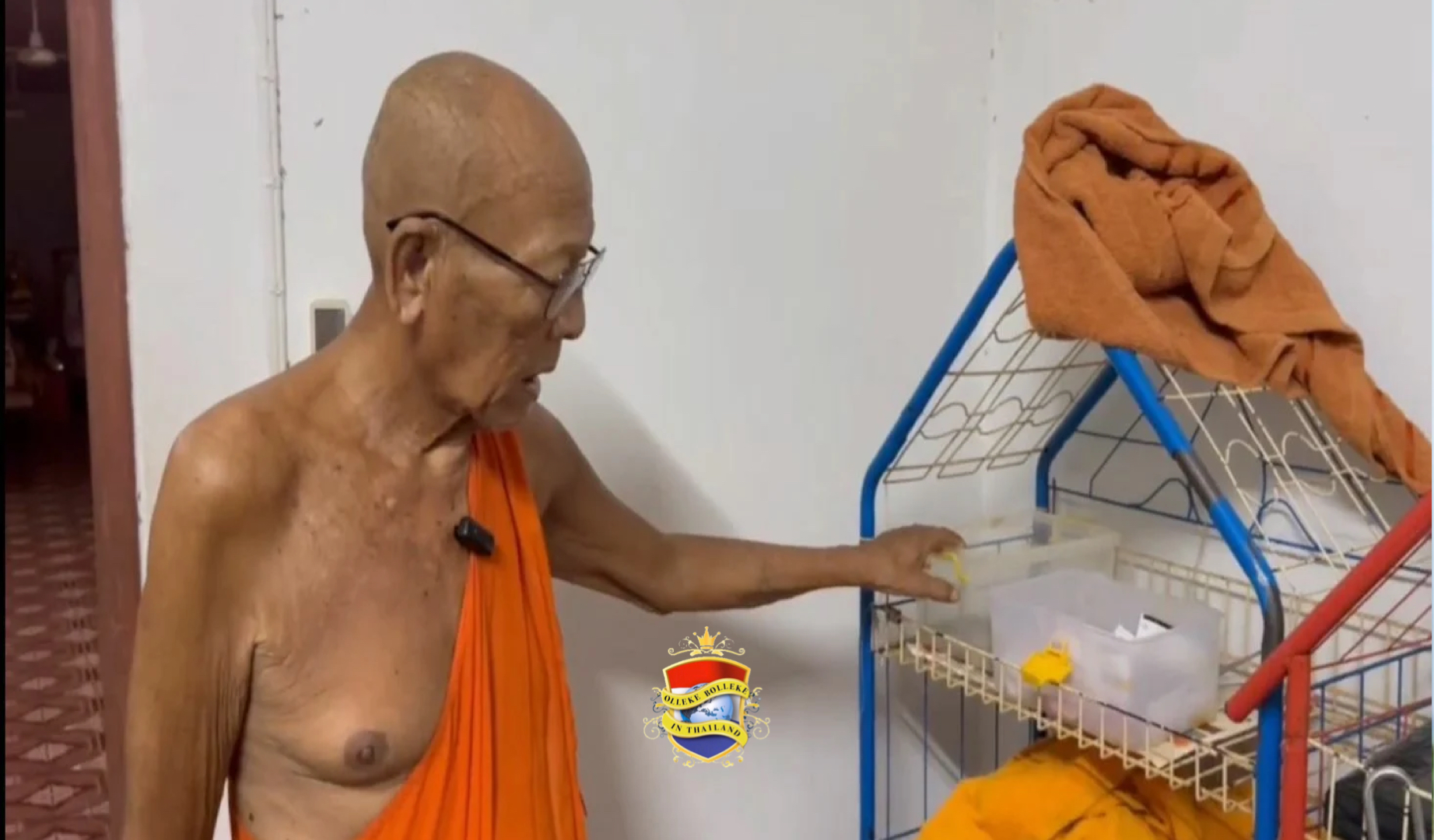 Bejaarde monnik in Buriram beduveld door een nep-monnik en gaat voor 180.000 baht het schip in