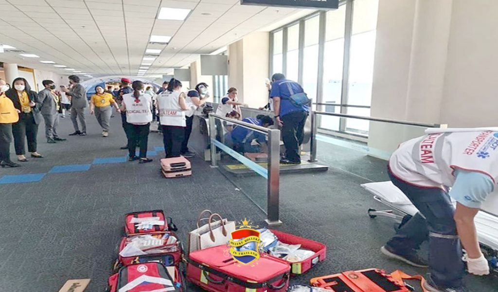 Thaise vrouw komt op Don Mueang AirPort (Bangkok) vast te zitten in een oude roltrap en zou mogelijk haar been moeten missen