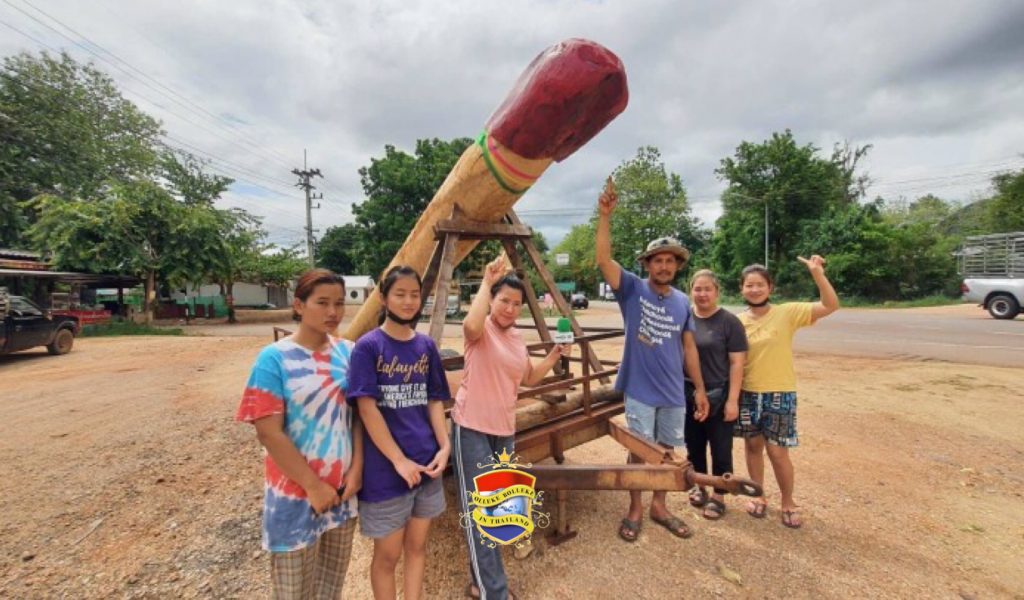 Bewoners in Thailand geven een mooi uitgesneden houten fallus een cadeau aan de regengoden