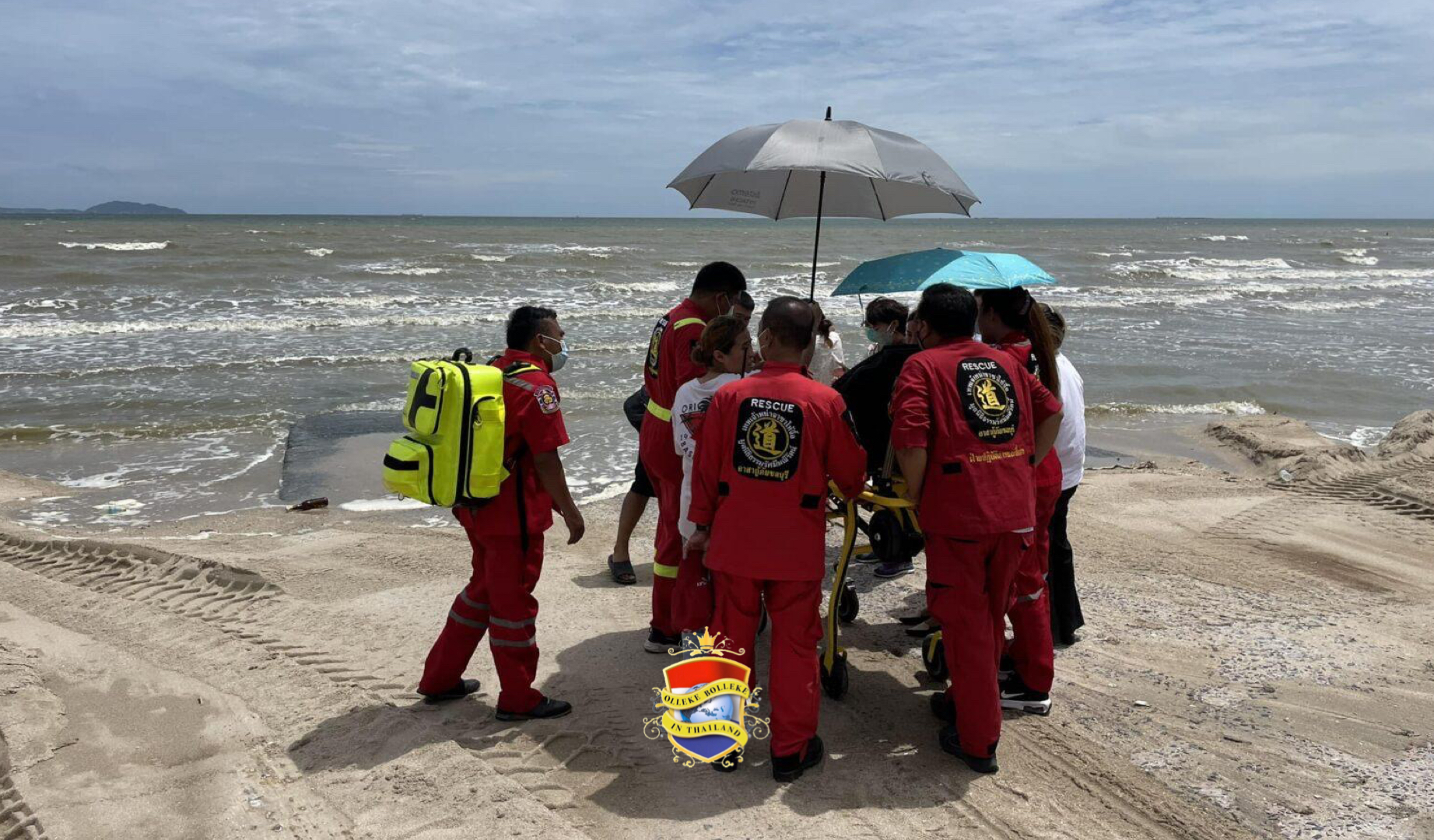 Reddingsdienst uit Chonburi vervult laatste wens van een 6-jarig kankerpatiëntje om de zee te zien
