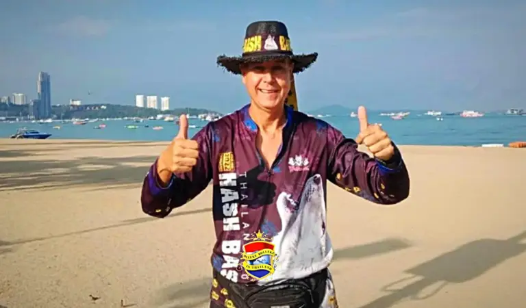 Brit expat’s loopt ondanks zijn ischias 1.050 kilometer van Oost-Thailand naar Zuid-Thailand om geld op te halen voor misbruikte kinderen