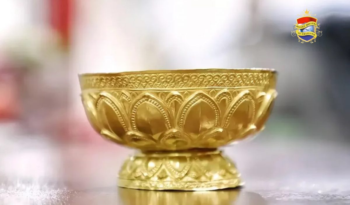 Tijdens bouwwerkzaamheden aan een tempel in Zuid-Thailand is een oude gouden bokaal gevonden