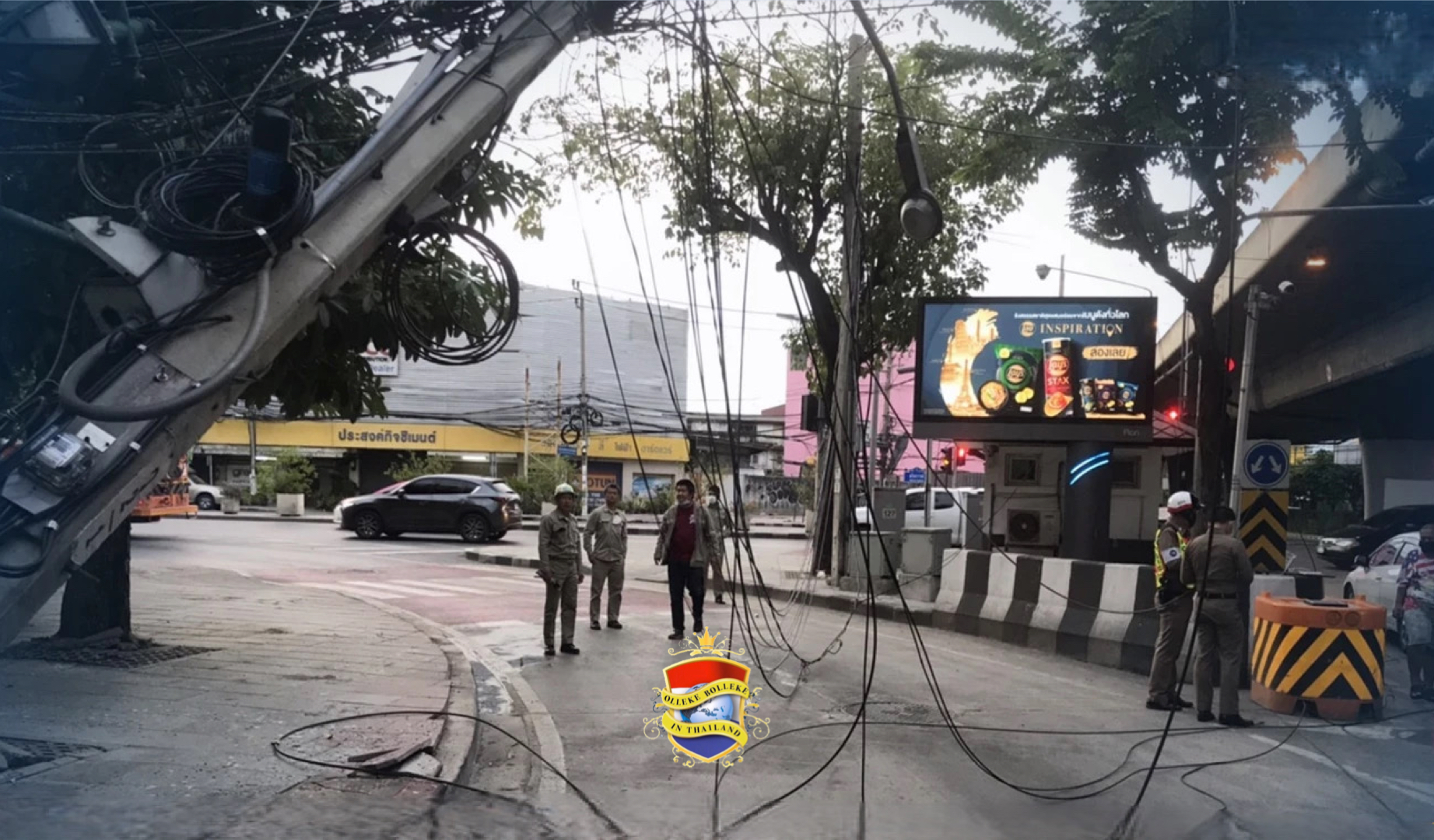 In de hoofdstad van Thailand bestaat angst voor elektrocutie nu enkele  elektriciteitspalen overhellen en dan ter aarde stortten.