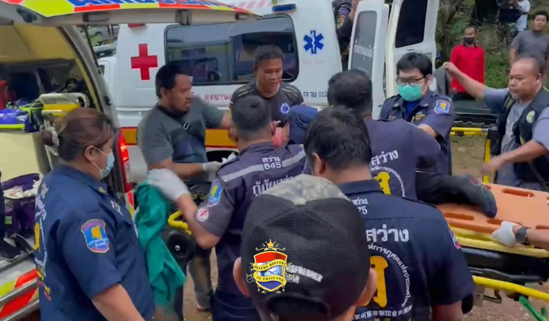 Thaise man kwam tijdens het foerageren in Oost-Thailand oog in oog te staan met drie beren en verliest een oog