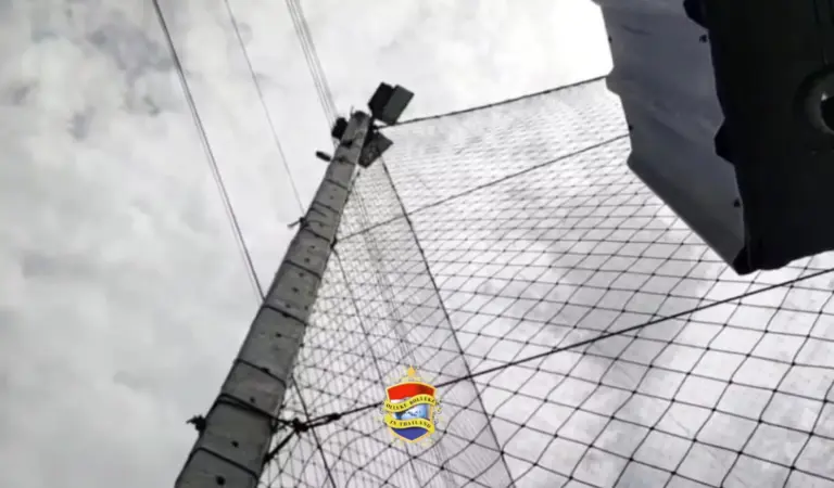 Elektricien valt dood terwijl hij een lamp bij een voetbalveld in Pattaya verwisselt