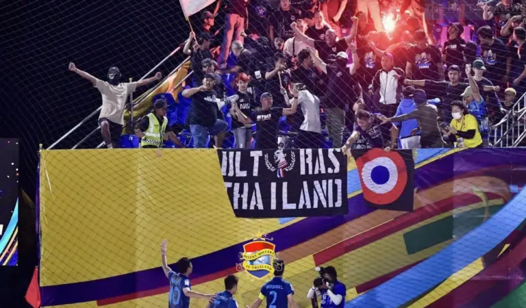 Thaise voetbalbond krijgt boete van 2.4 miljoen baht nadat voetbalfans fakkels afvuurden bij Beach Soccer Cup in Pattaya